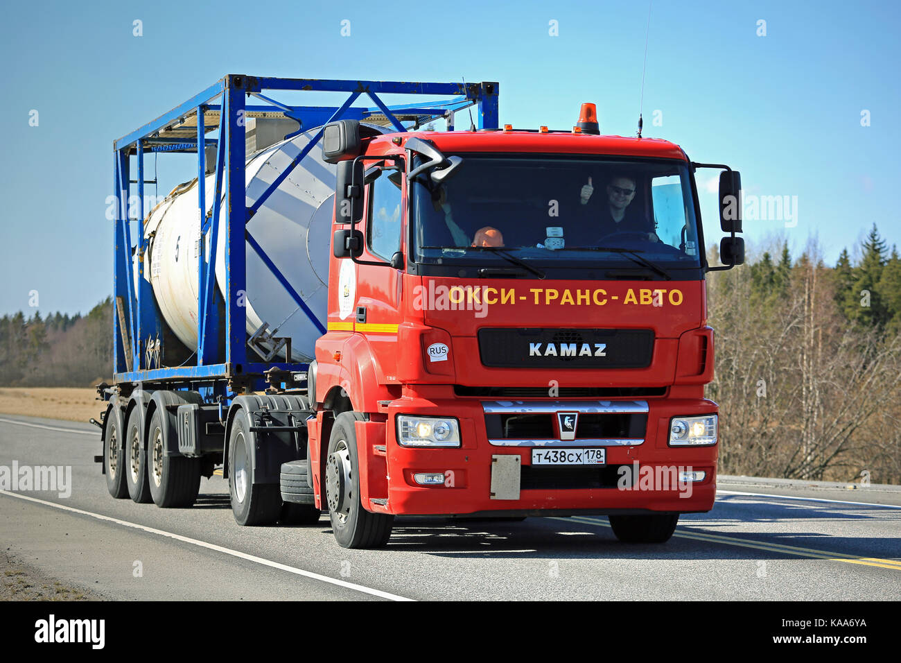 Forssa, Finlandia - 1 de mayo de 2017: Rojo ruso kamaz t1840 transporta camiones tanque contenedor a lo largo de la carretera en Finlandia, donde los Kamaz son raramente observadas. El tru Foto de stock