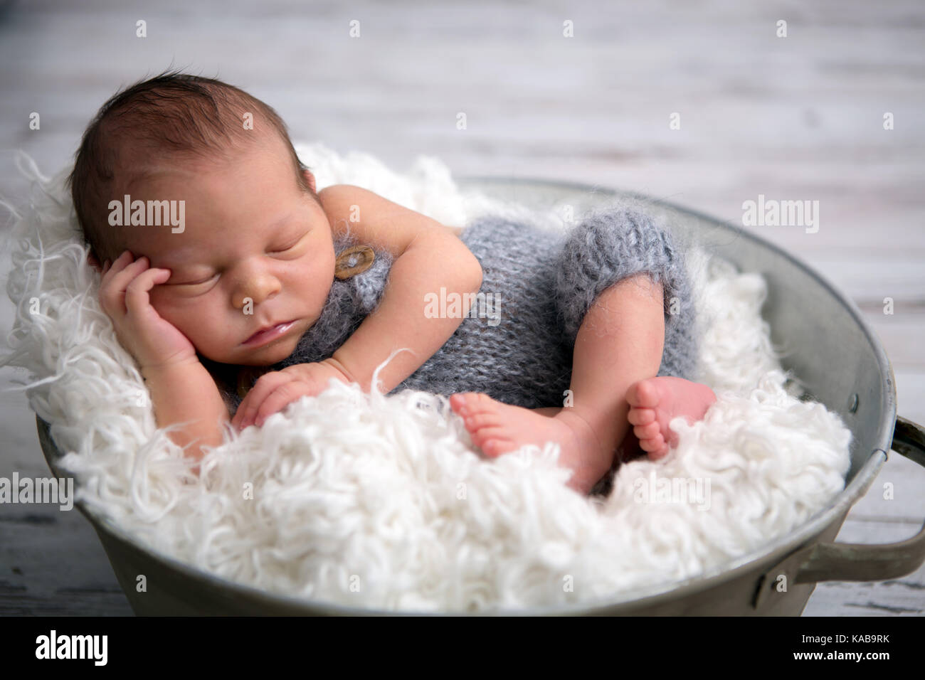 Bebé recién nacido niño, durmiendo pacíficamente en la cesta, vestida con  traje de tejidos, relajándose, feliz y bonito Fotografía de stock - Alamy