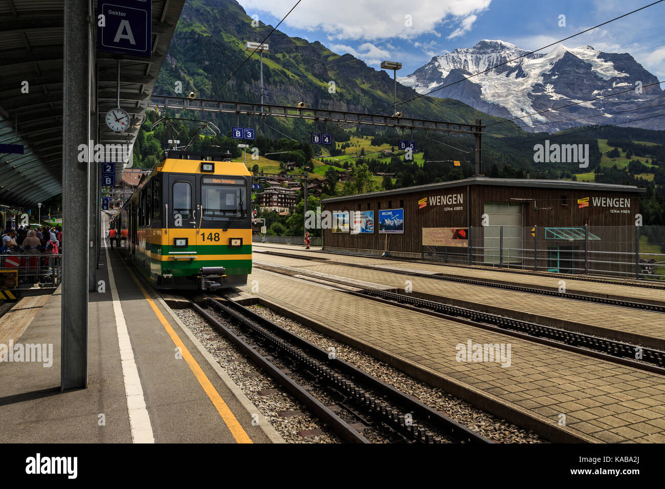 Wengen, en el Oberland bernés en Suiza - 31 de julio de 2017 : el tren de la wengernalpbahn desde Lauterbrunnen hasta Kleine Scheidegg en la estación en coche-fr Foto de stock