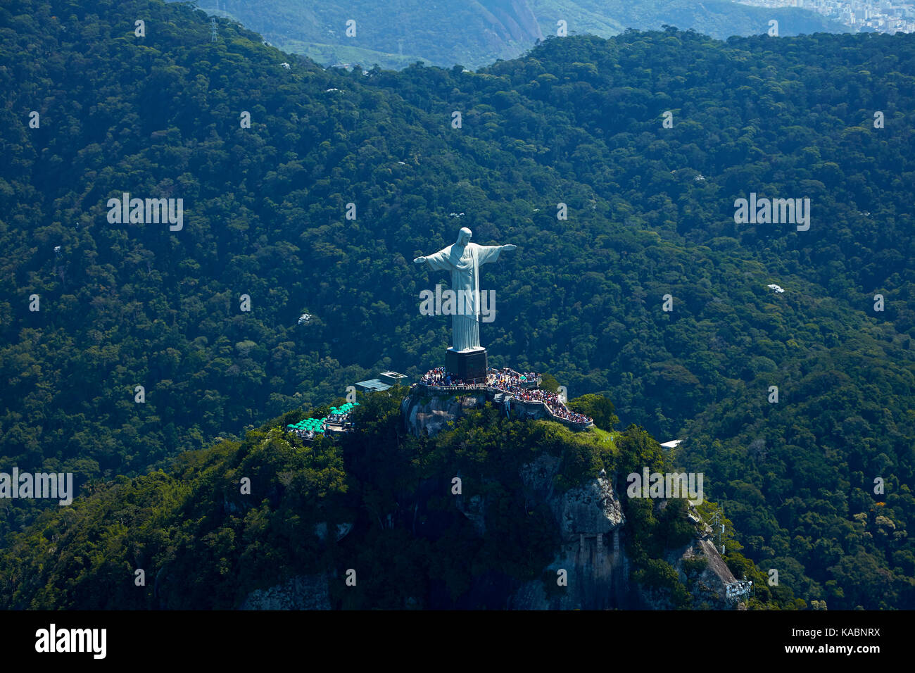 La estatua gigante de Cristo Redentor en la cima del Corcovado, Río de Janeiro, Brasil, América del Sur - antena Foto de stock