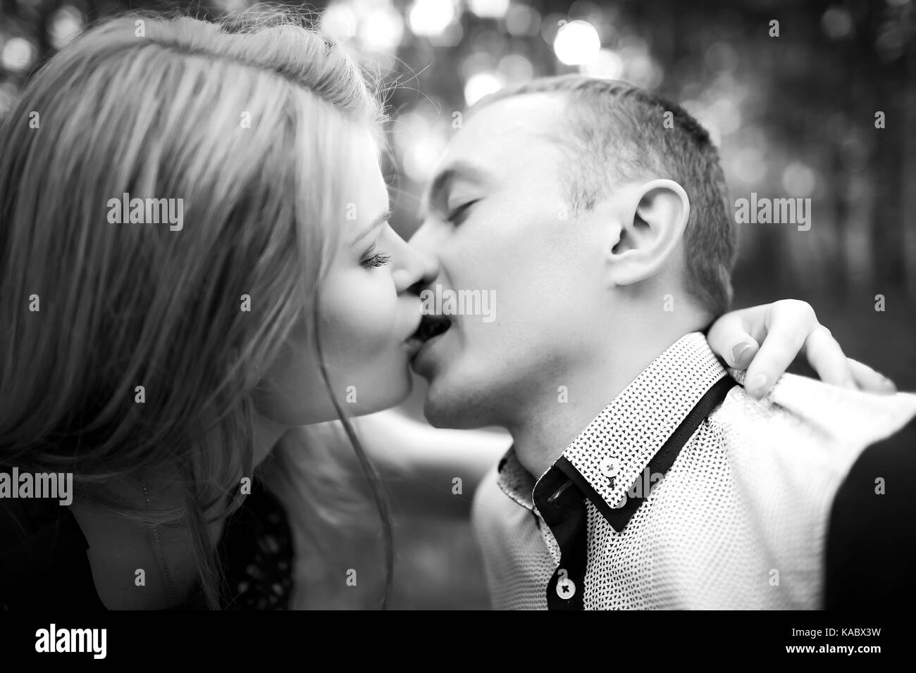 Hombre y mujer joven besar outdors Foto de stock