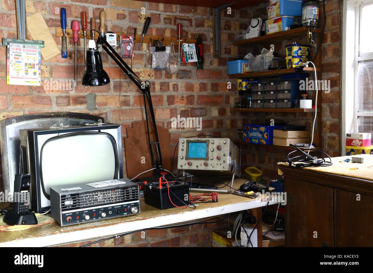 La televisión y la radio amateur retro ingenieros taller Foto de stock