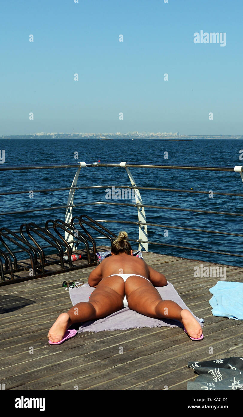 Una mujer ucraniana del sol en el Mar Negro. Foto de stock