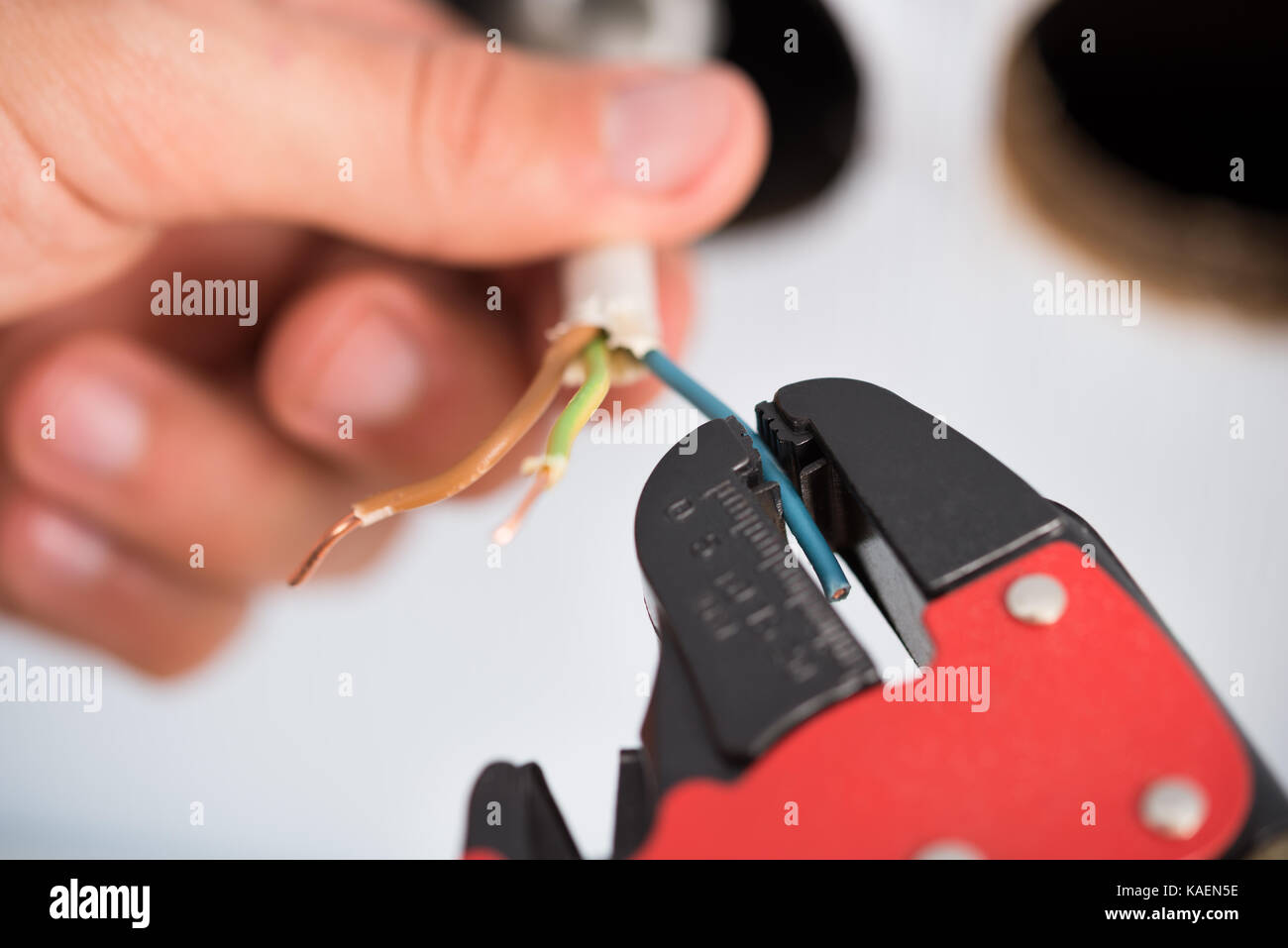 Primer plano de electricista manos pelar cables eléctricos para toma de  pared Fotografía de stock - Alamy