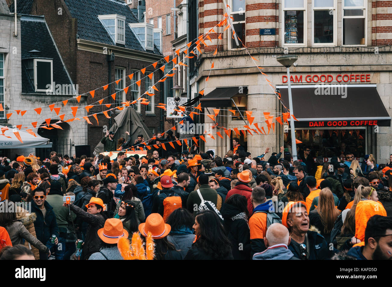 Amsterdam, Holanda - 27 abril, 2017: calles de Amsterdam con adornos naranja lleno de gente en naranja durante la celebración del Día de Reyes. Foto de stock