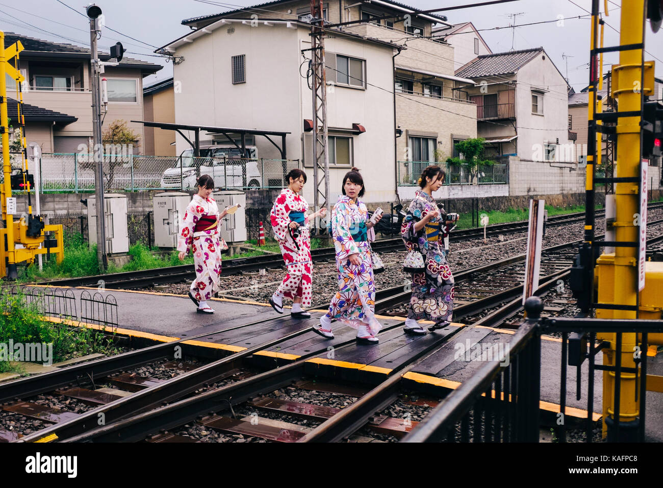 Cada día escena callejera en Japón. Las mujeres japonesas en kimono tradicional Foto de stock