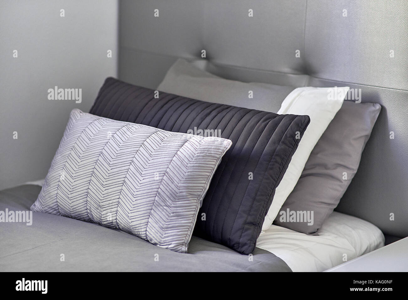 Cama con almohadas fotografías e imágenes de alta resolución - Alamy