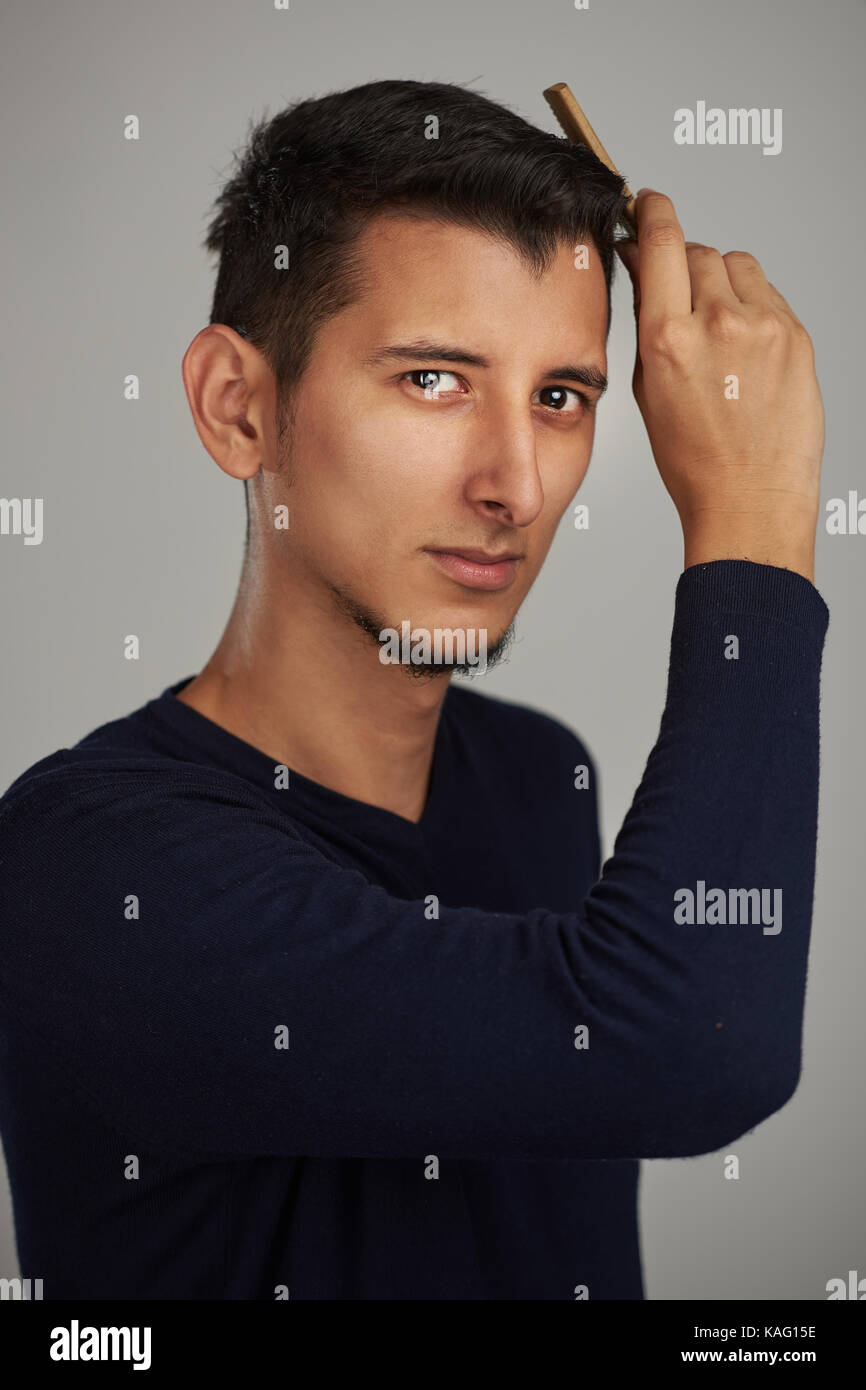 Árabe Moderno joven hombre arreglar su cabello Foto de stock