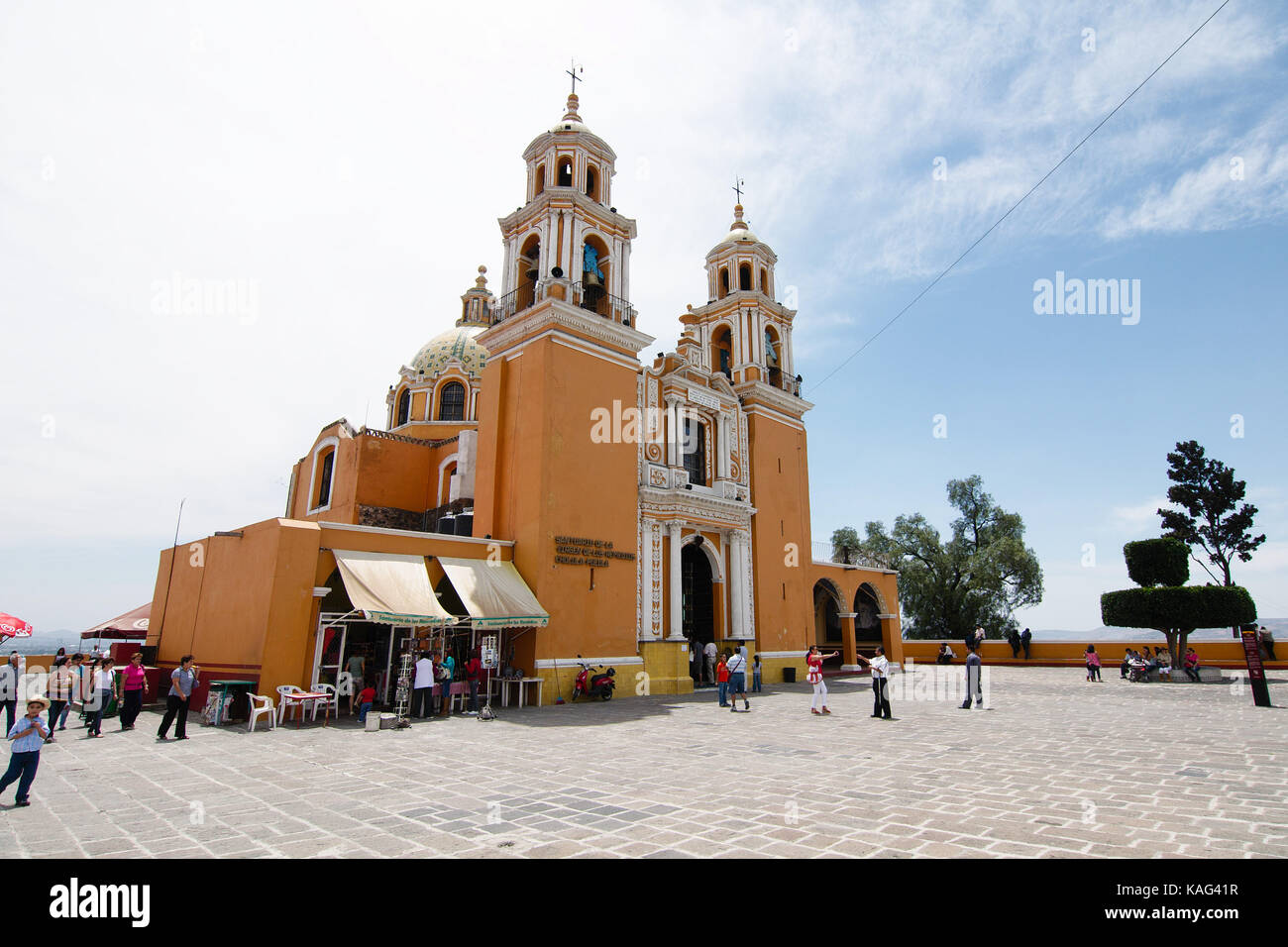 Cholula, Puebla, México - 2016: Iglesia nuestra Señora de los Remedios, construida sobre la Gran Pirámide de Cholula. Foto de stock