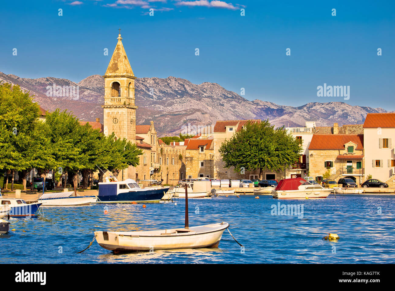 Kastel sucurac calle histórica costa, vista dividir la región de Dalmacia, Croacia Foto de stock