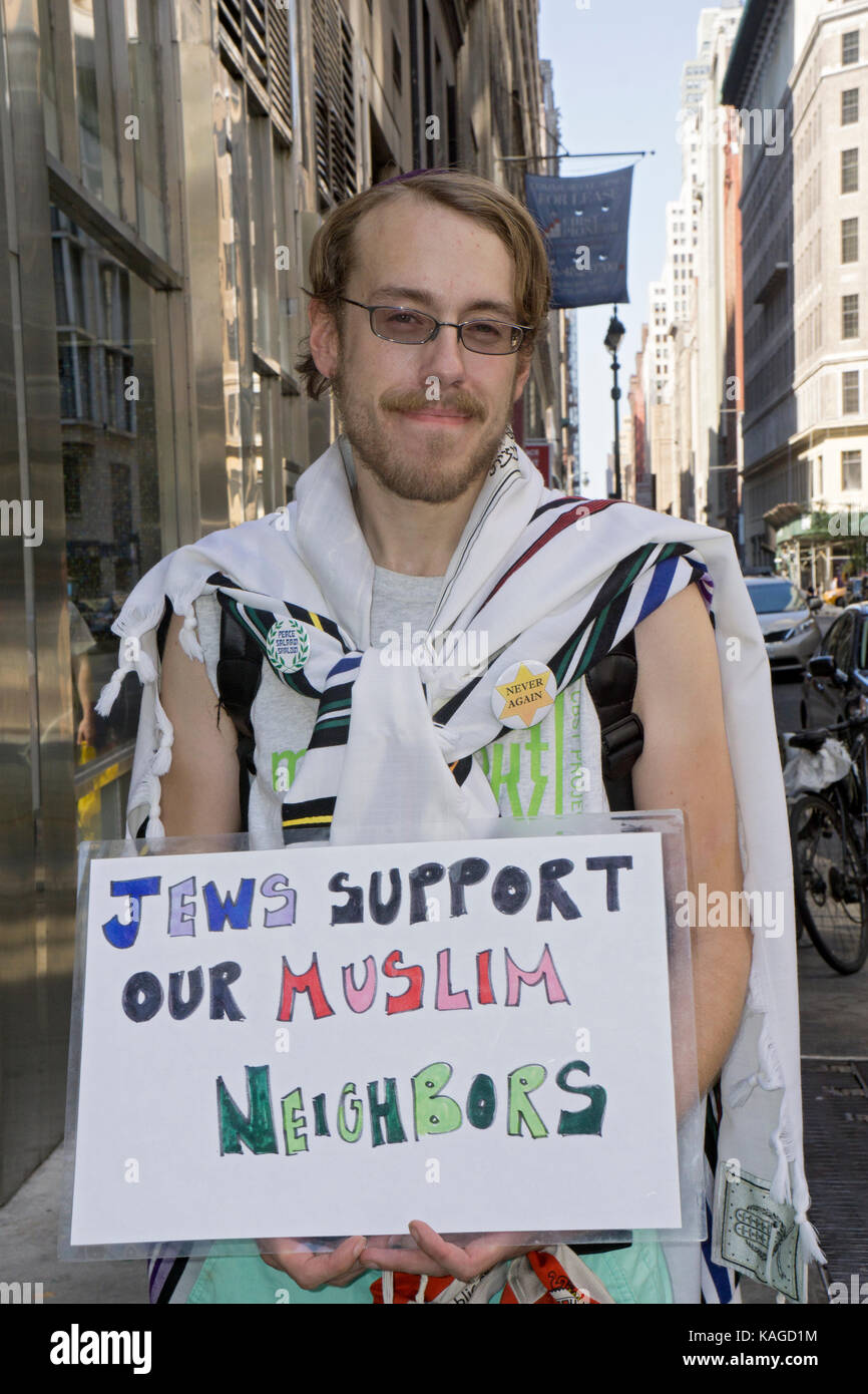 Un miembro judío del templo Beit Simjat Torá vistiendo un tallit apoyando a los musulmanes vecinos en el Desfile del Día de musulmanes en Midtown Manhattan, en Nueva York. Foto de stock