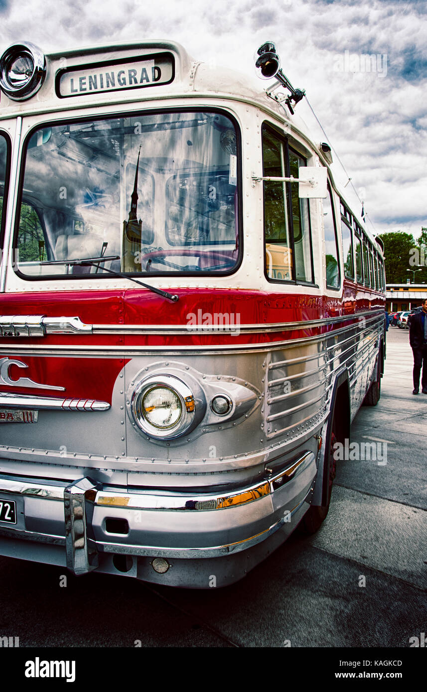 Viejo clásico Tallin a Leningrado bus librea plata y rojo. Foto de stock