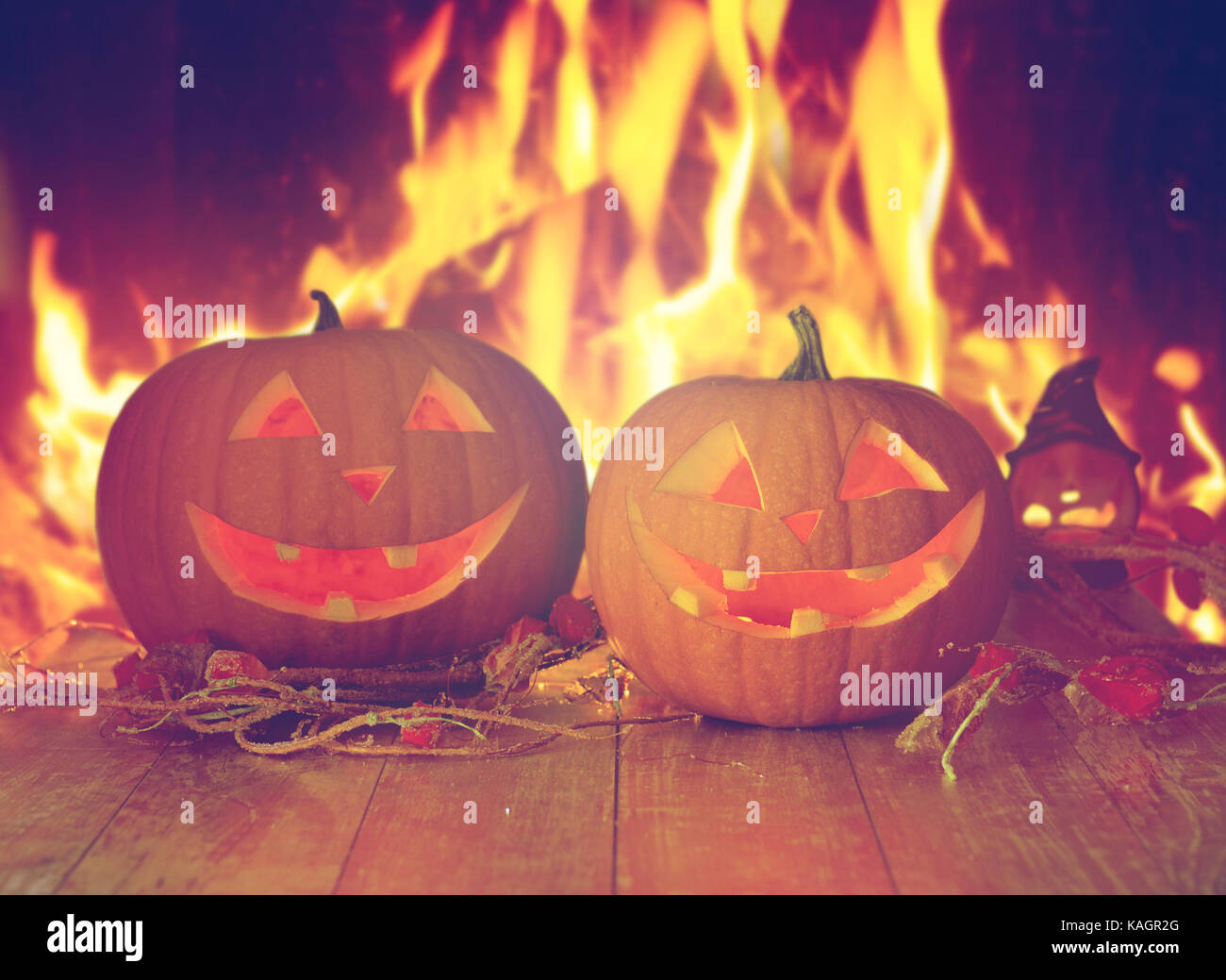 Halloween calabazas talladas en la tabla en el fuego Foto de stock
