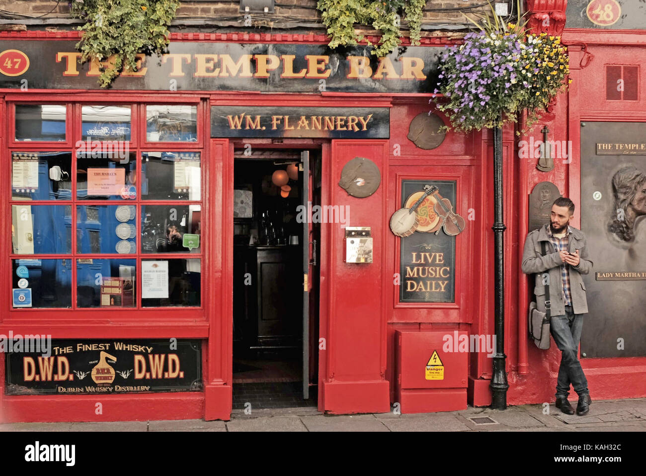 El hombre se encuentra fuera del Temple Bar en Dublín, Irlanda, el 21 de mayo de 2015. Foto de stock