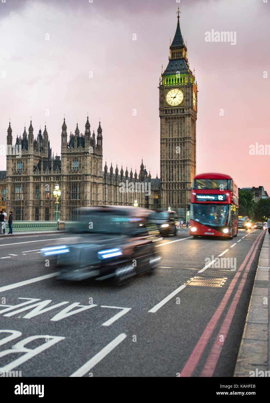 Taxi y Autobús de dos pisos de color rojo en el puente de Westminster, el Big Ben y el palacio de Westminster, el desenfoque de movimiento, puesta de sol, Londres, Inglaterra Foto de stock