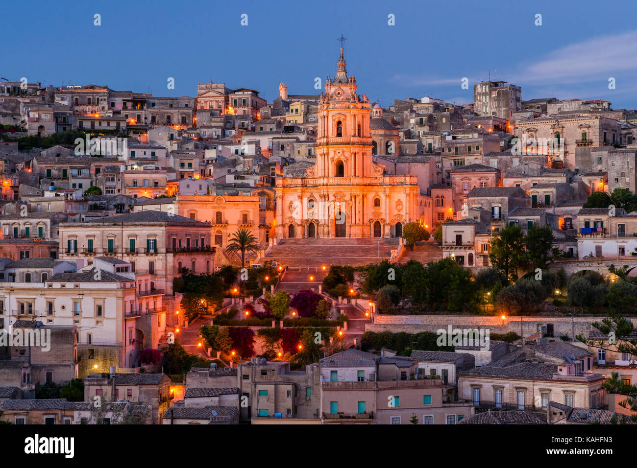 Dawn, casco antiguo, la catedral Duomo di San Giorgio, barroco, Modica, Monti Iblei, Val di Noto, patrimonio mundial de la unesco Foto de stock