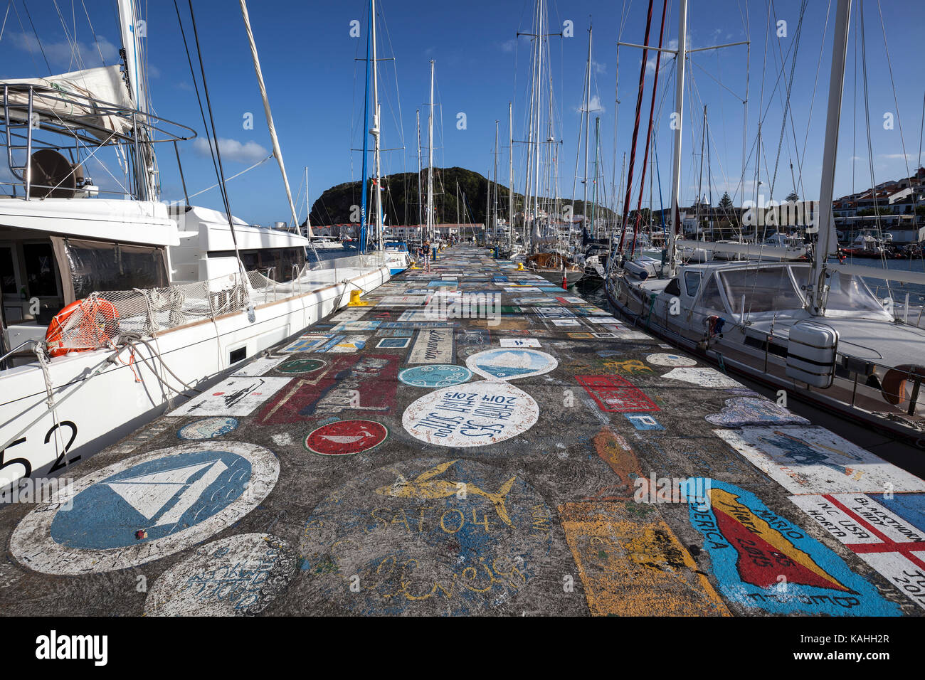 Sailor pintada pared Quay, el puerto, la marina, Horta, isla de Faial, Azores, Portugal Foto de stock