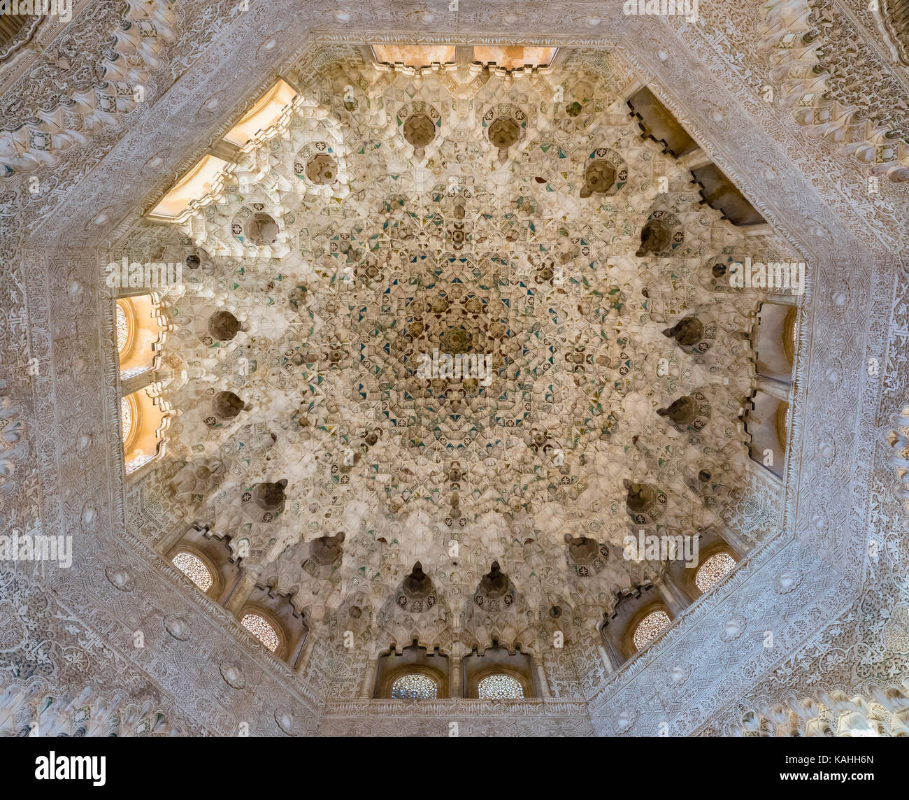 Cúpula con estuco, Sala de las dos Hermanas, Palacios Nazarios, Palacios Nazaríes, Alhambra, Granada, Patrimonio de la Humanidad de la UNESCO Foto de stock