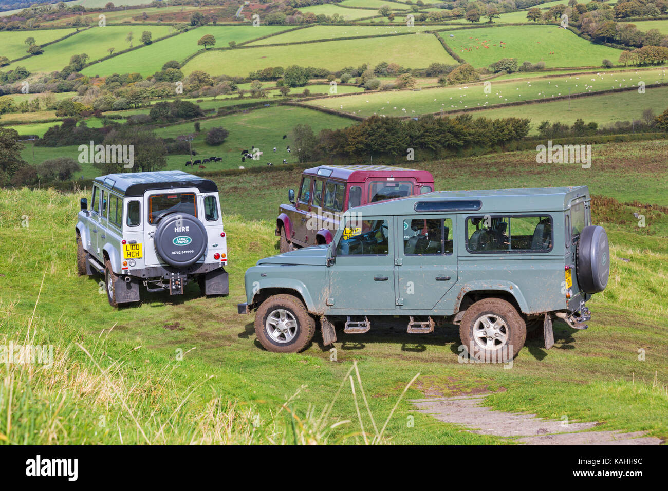 Land Rover utilizado para tomar weding invitados a la Iglesia de San Miguel de Rupe, San Miguel de la roca, en Brentor, Parque Nacional de Dartmoor, Devon, Reino Unido en sept. Foto de stock