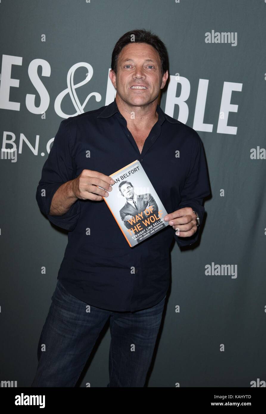 Nueva York, NY, EUA. 26 sep, 2017. Jordan belfort en apariencia en la tienda  para Jordan belfort firma de libros por medio de el lobo, la librería  Barnes and Noble, New York,