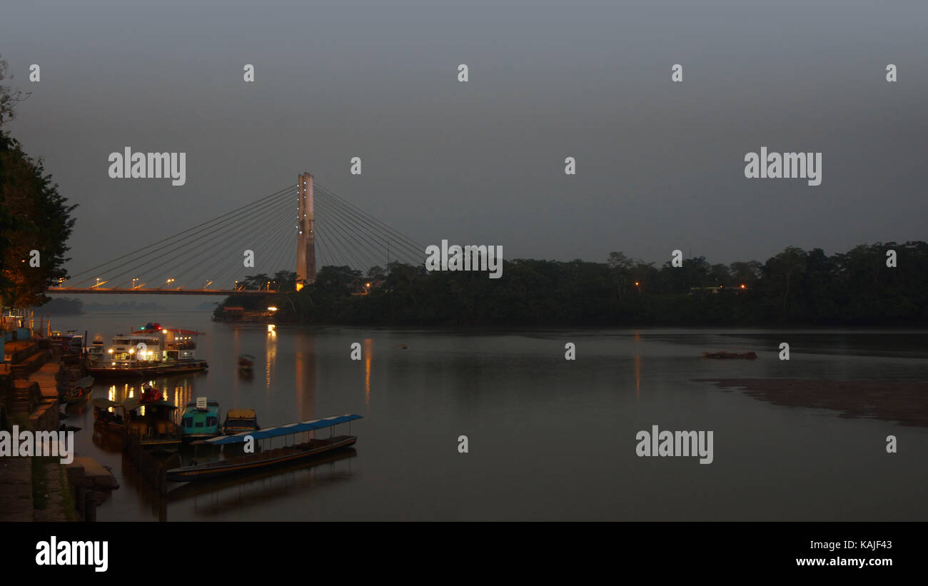 Vista del puente de El Coca en el Río Napo, al atardecer. Este puente es el proyecto de infraestructura más importante de la ciudad Foto de stock