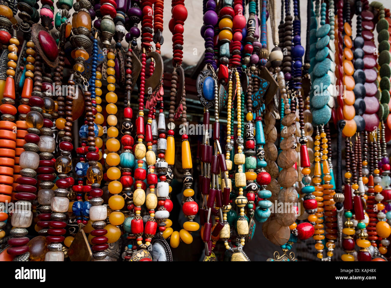 Joyería artesanal para la venta en una tienda Nueva Delhi, India. Las artesanías la India son diversa, rica en historia y religión Fotografía de -