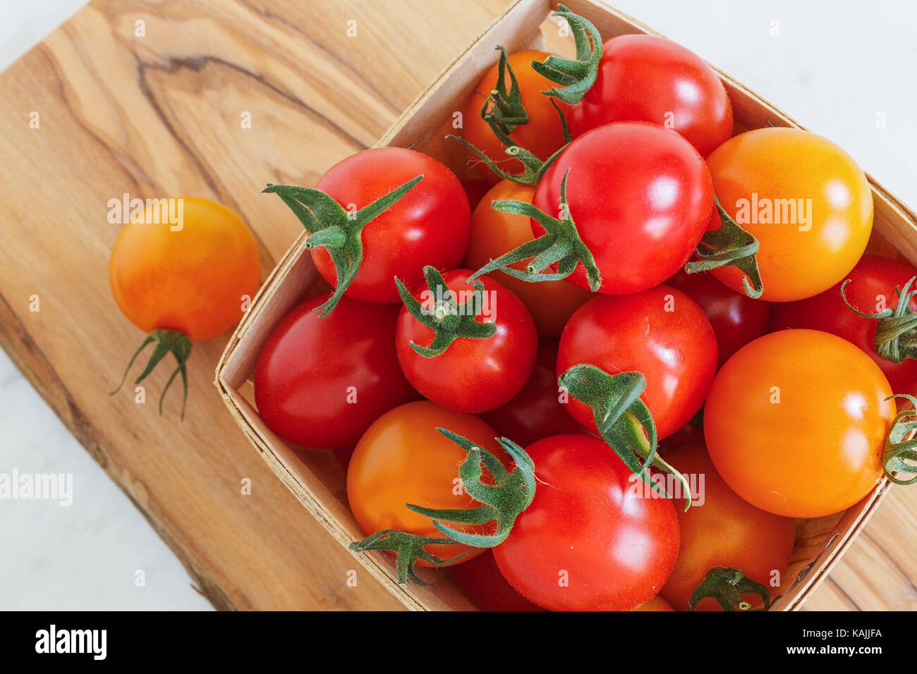 Miniatura de tomates frescos del jardín. Foto de stock