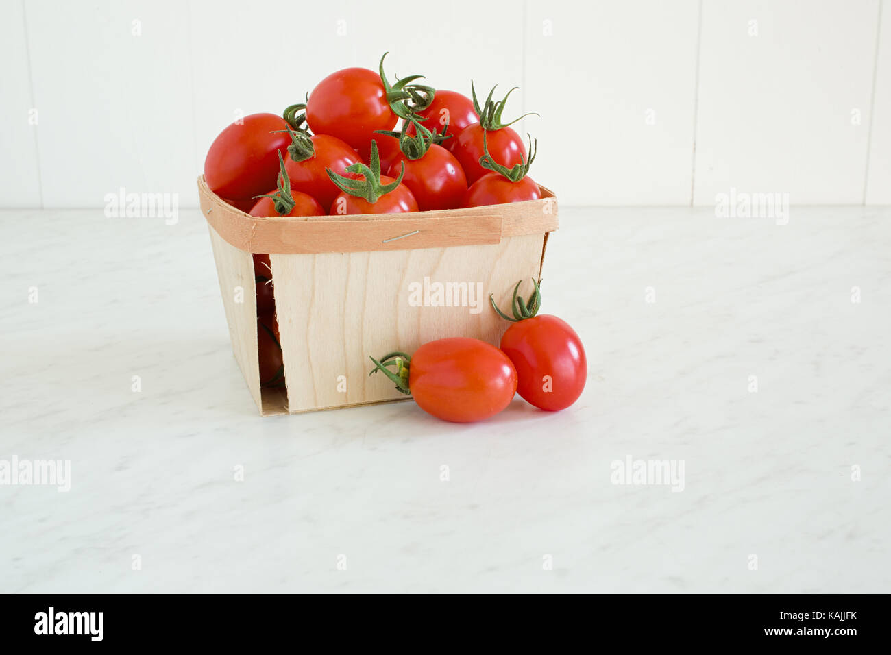 Miniatura de tomates frescos del jardín. Foto de stock