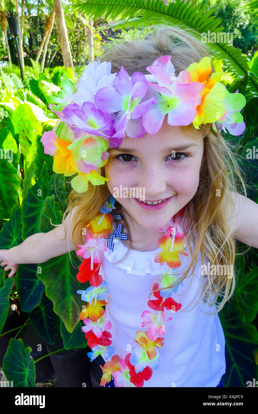 Young hawaiian girl wearing flower fotografías e imágenes de alta resolución - Alamy Young hawaiian girl wearing flower fotografías e imágenes de alta resolución - Alamy