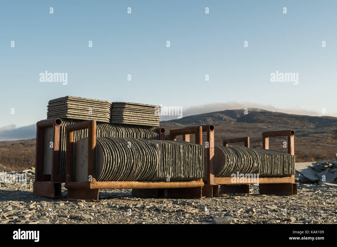 Pila de la industria de canteras de pizarra pizarras trozados en Alta Finnmark, altaskifer Foto de stock