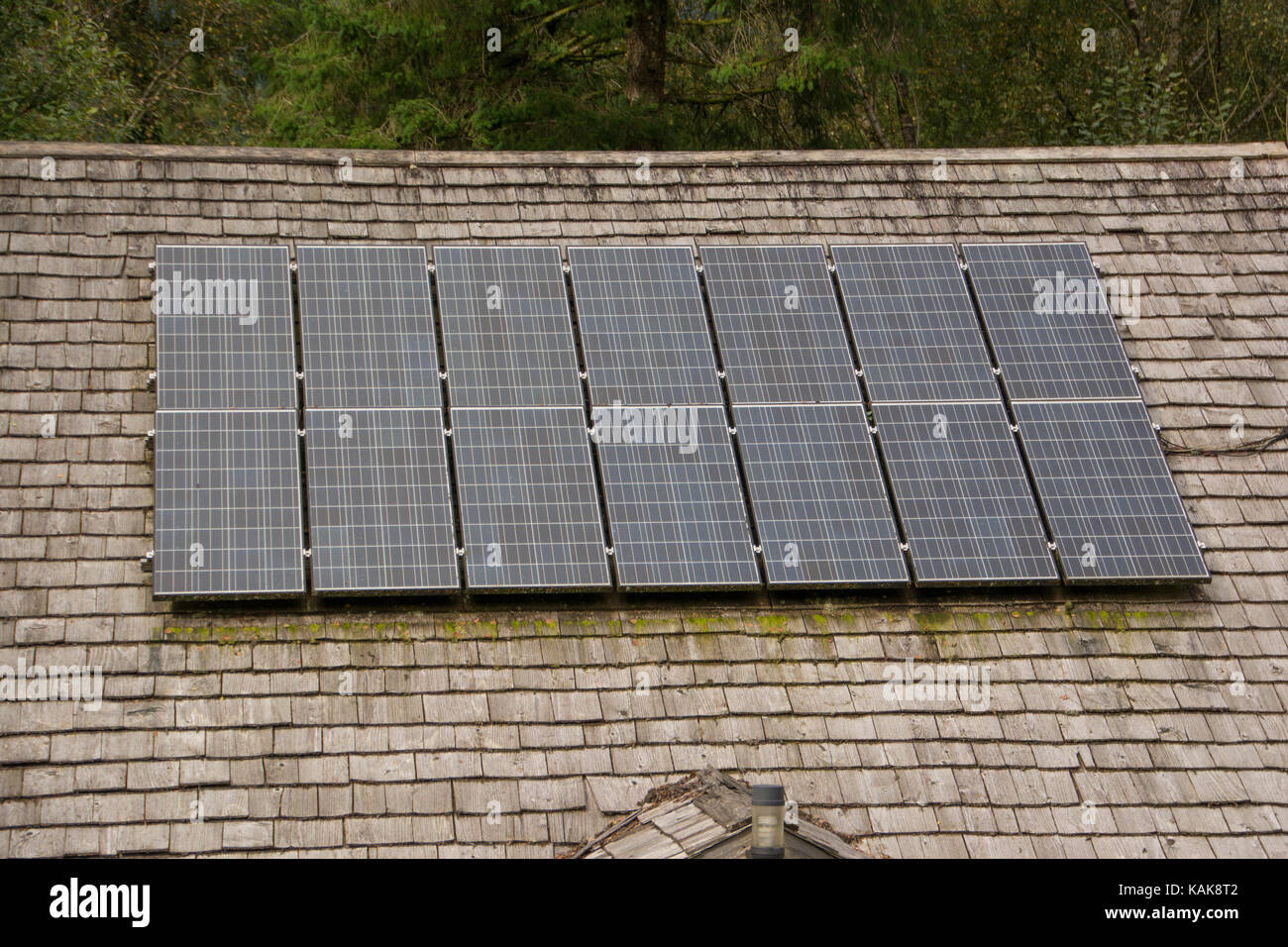 Paneles solares en un tradicional techo shingled Foto de stock