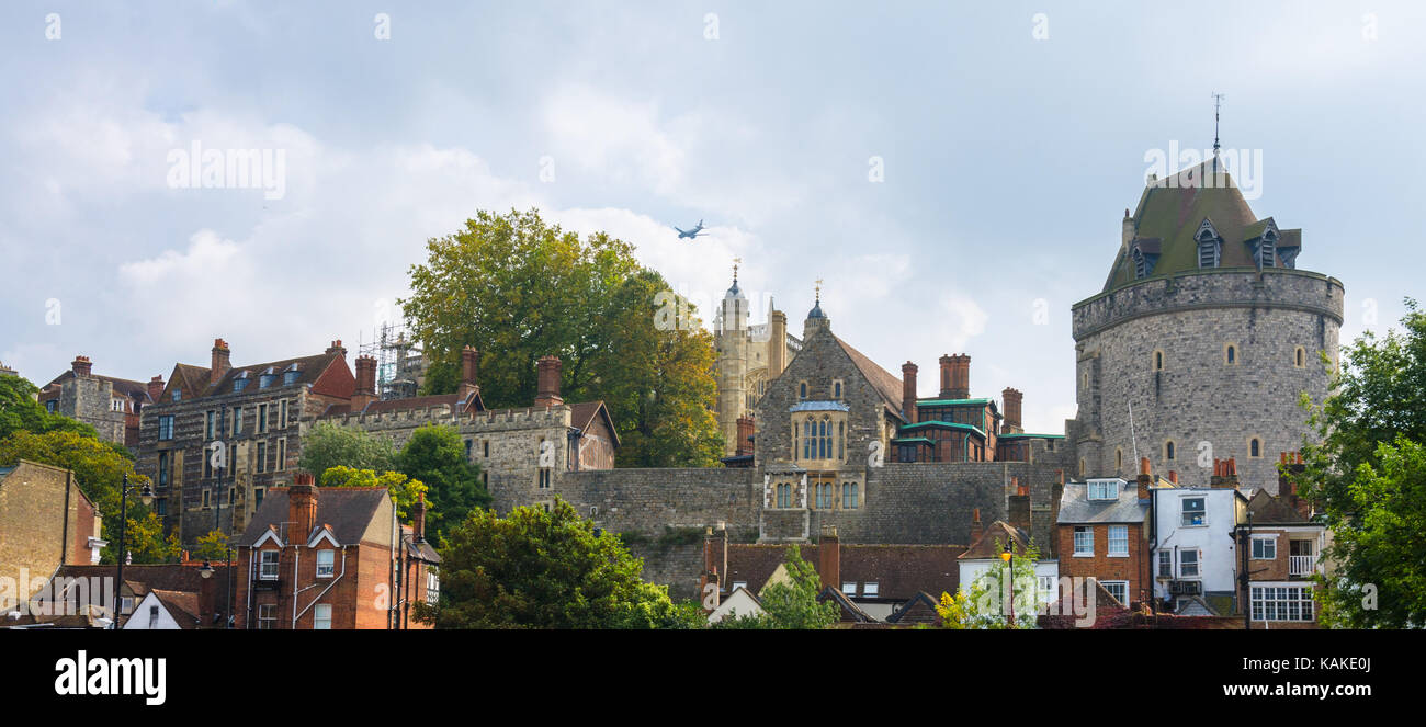 Una vista del Castillo de Windsor tomado de Jardines Alexandra como un avión vuela encima. Foto de stock