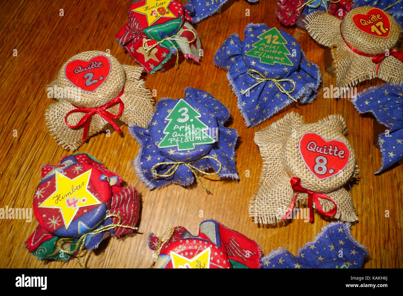 Adventskalender selbstgemacht mit kleinen Marmelade Gläschen Foto de stock