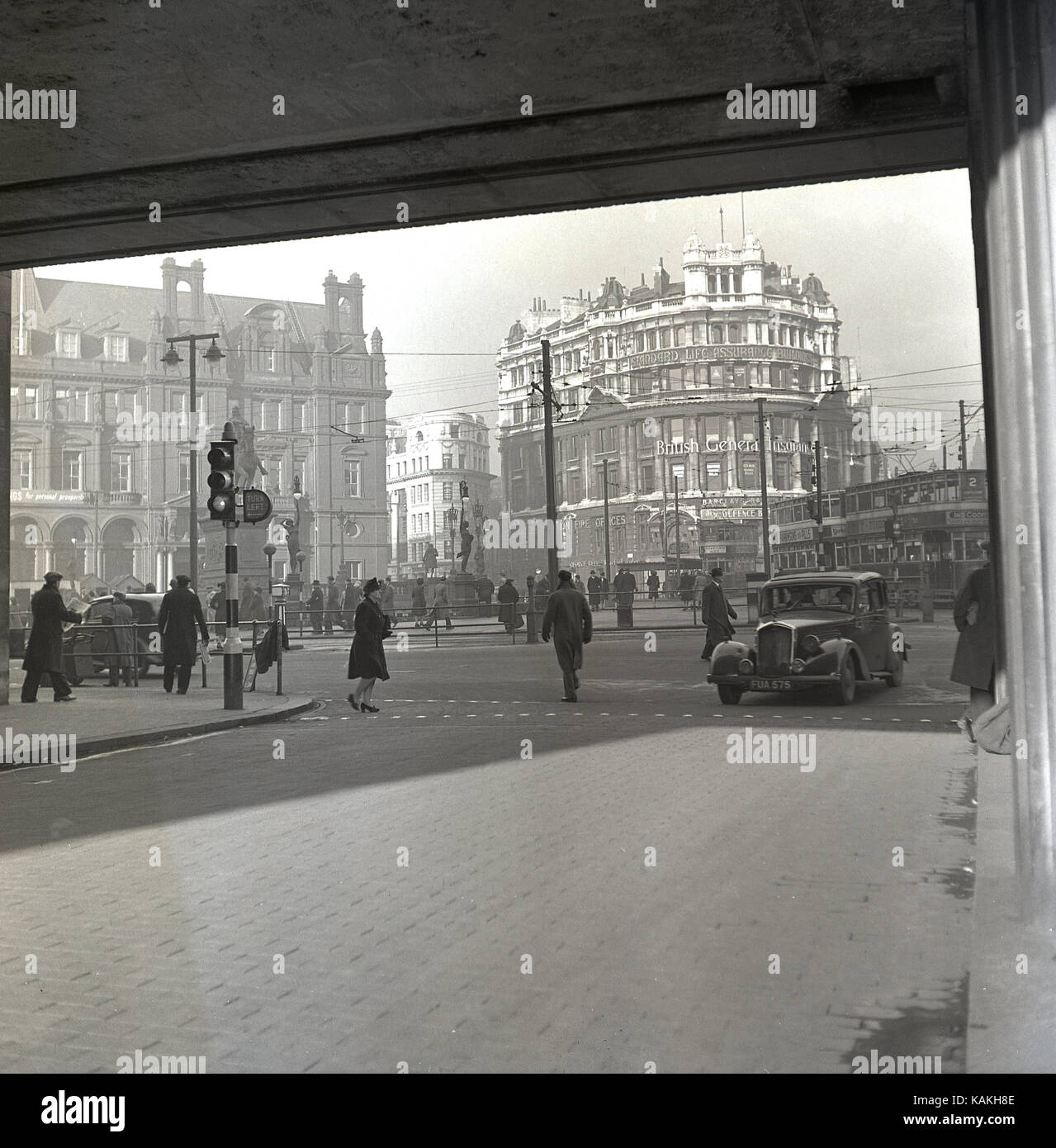 A principios del decenio de 1950, la visión histórica del centro de la ciudad de Leeds mostrando actividad general y los tranvías de dos pisos. La Standard Life Assurance edificios en la distancia alojados muchos de los seguros y las compañías de seguros del día y la ciudad sigue siendo un centro importante para la industria de los seguros. Leeds, West Yorkshire, Inglaterra, Reino Unido. Foto de stock