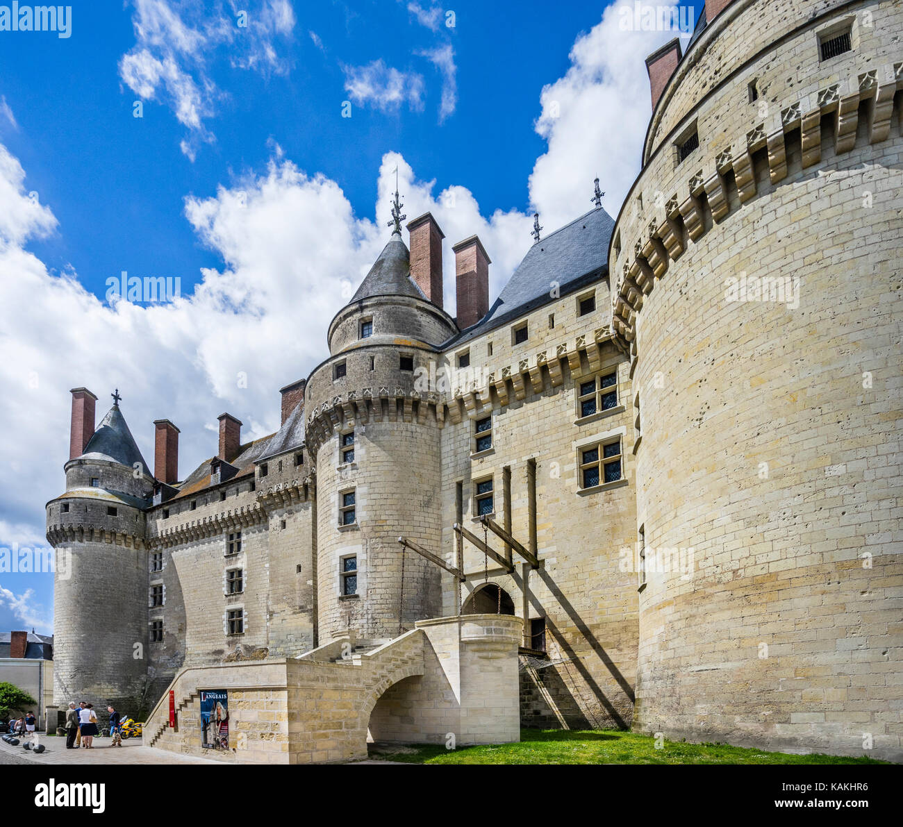 Francia, Indre-et-Loire departamento, Touraine, Château de Langeais, vista de los enormes muros y torres y el puente levadizo entrada a la medieval tardía c Foto de stock