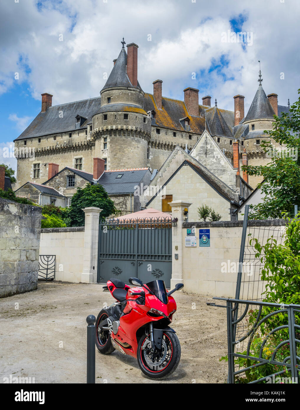 Francia, Indre-et-Loire departamento, Touraine, Langeais, callejón vista de las torres y almenas del Château de Langeais Foto de stock