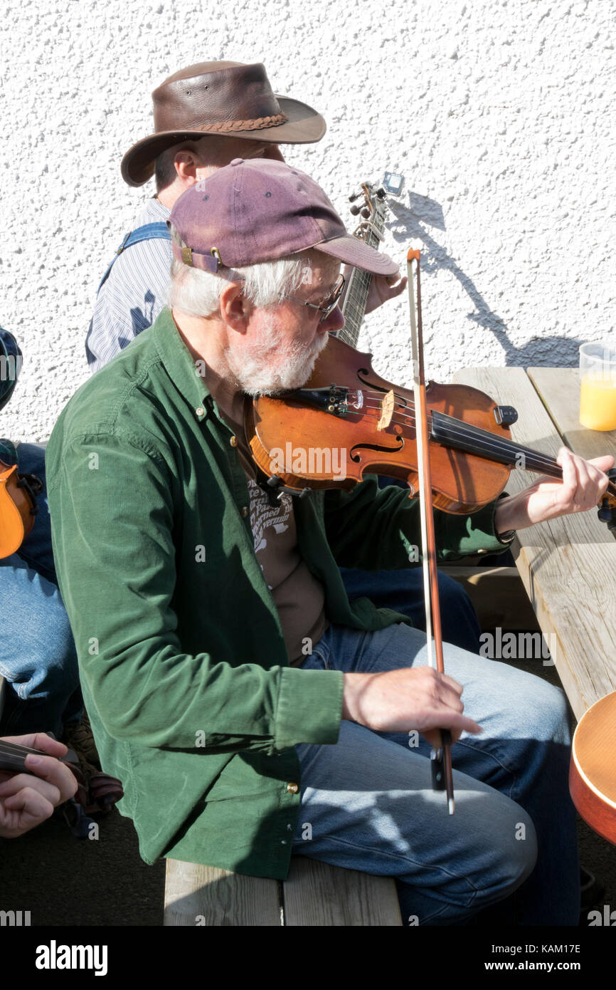 Masculino Jugando fiddle en Orkney folk festival Foto de stock