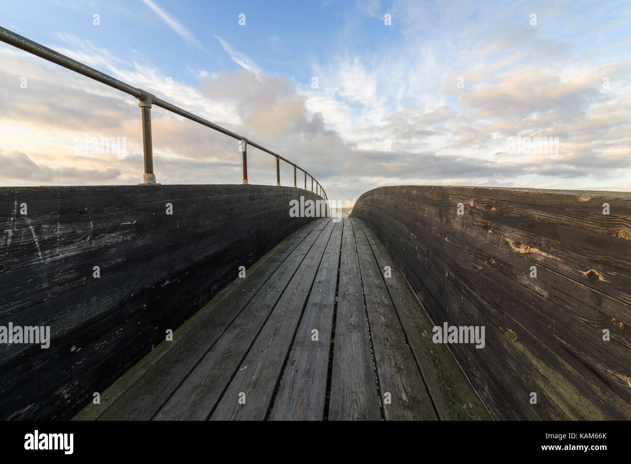 Puente de madera en el paisaje del mar con nubes y cielo por encima, Verdens ende Vestfold, Noruega Foto de stock