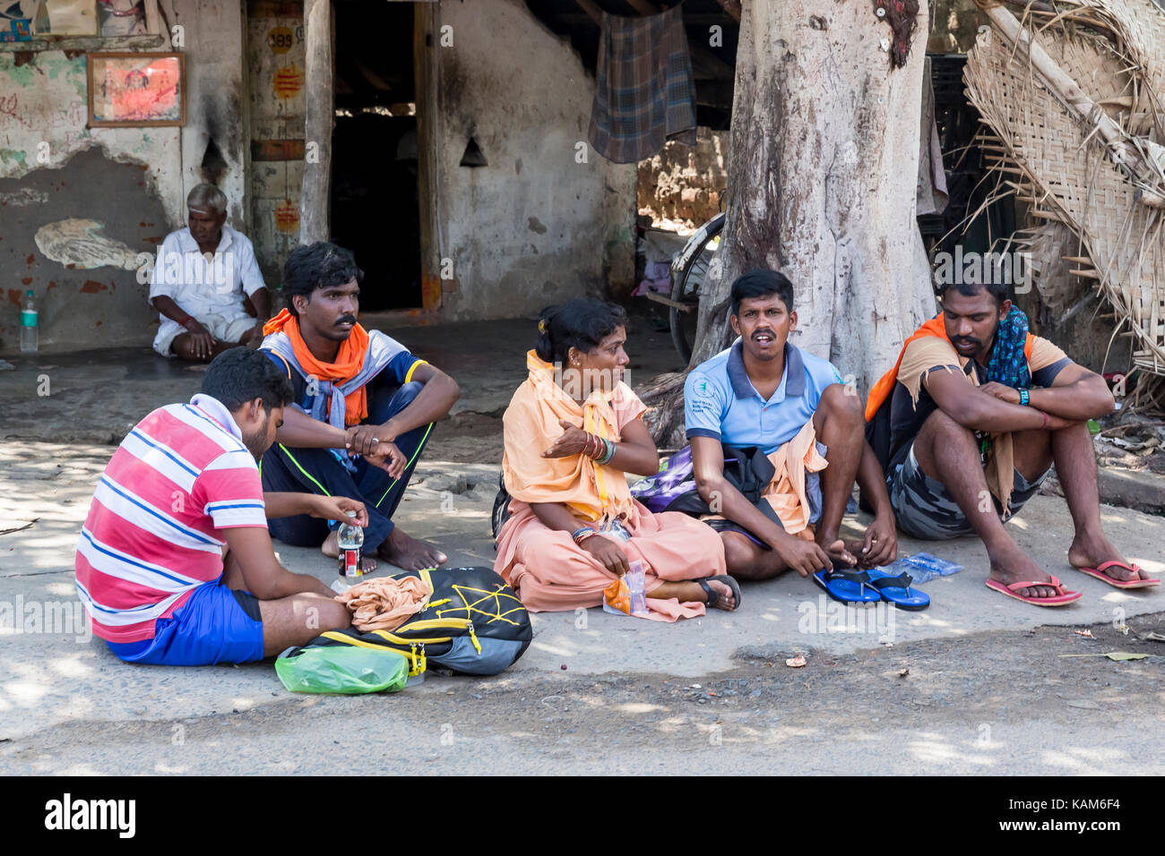 PONDICHERY, PUDUCHERY, India - 28 de agosto de 2017. Los cristianos no identificados, los católicos, los hinduistas gente, con vestidos de naranja, peregrinos andando desde Chennai a Foto de stock