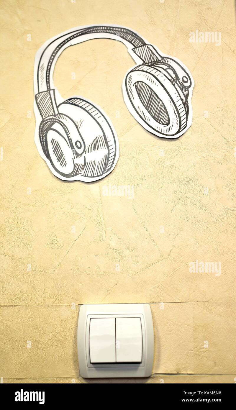 Boceto de auriculares en la pared y el interruptor Foto de stock