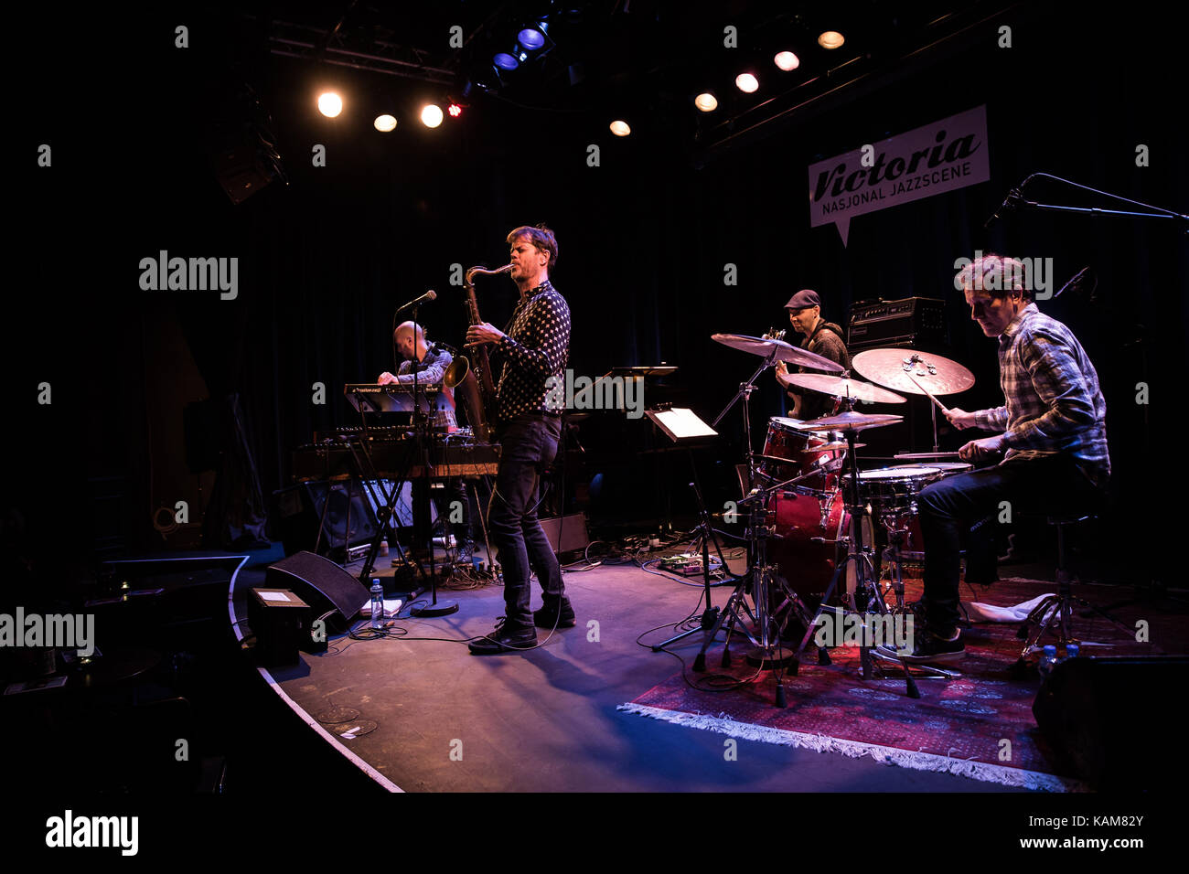 El grupo de jazz estadounidense Donny McCaslin grupo realiza un concierto en vivo en Victoria Nasjonal Jazzscene en Oslo. Aquí líder de grupo Donny McCaslin en el saxofón es visto en vivo en el escenario con el resto de la banda. Noruega, el 10/11 de 2016. Foto de stock