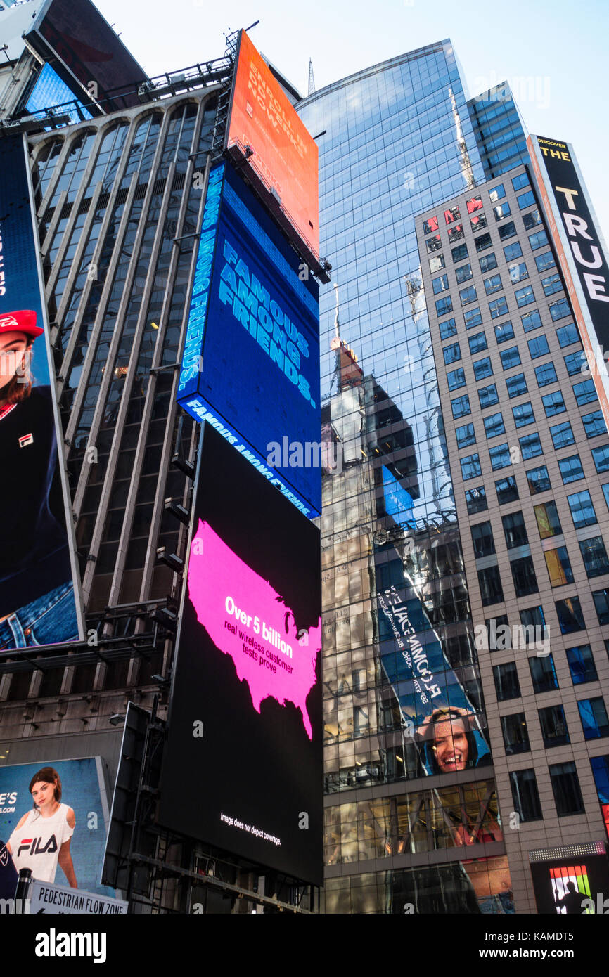 Electrónica de vallas publicitarias en Times Square, Nueva York, EE.UU. Foto de stock