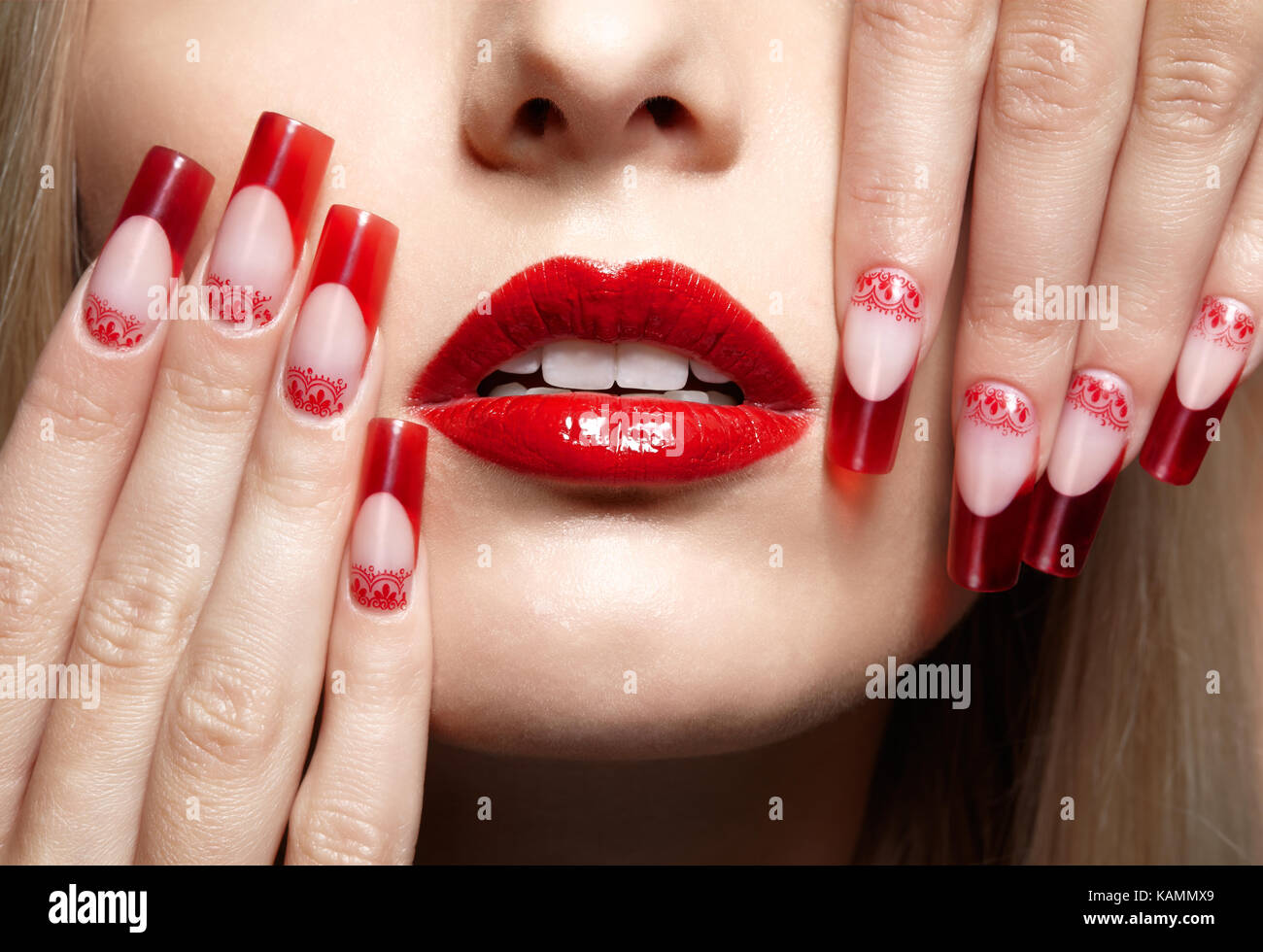 Dedos con uñas manicura francesa rojo acrílico y pintura Fotografía de  stock - Alamy