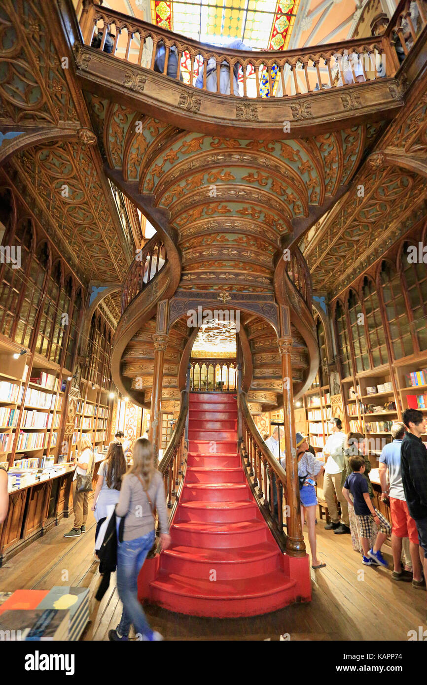 Porto, Portugal - Julio 07, 2017: Alta Vista angular de escaleras en el interior de la famosa librería lello e irmao, considerado como uno de los más bellos de Europa Foto de stock
