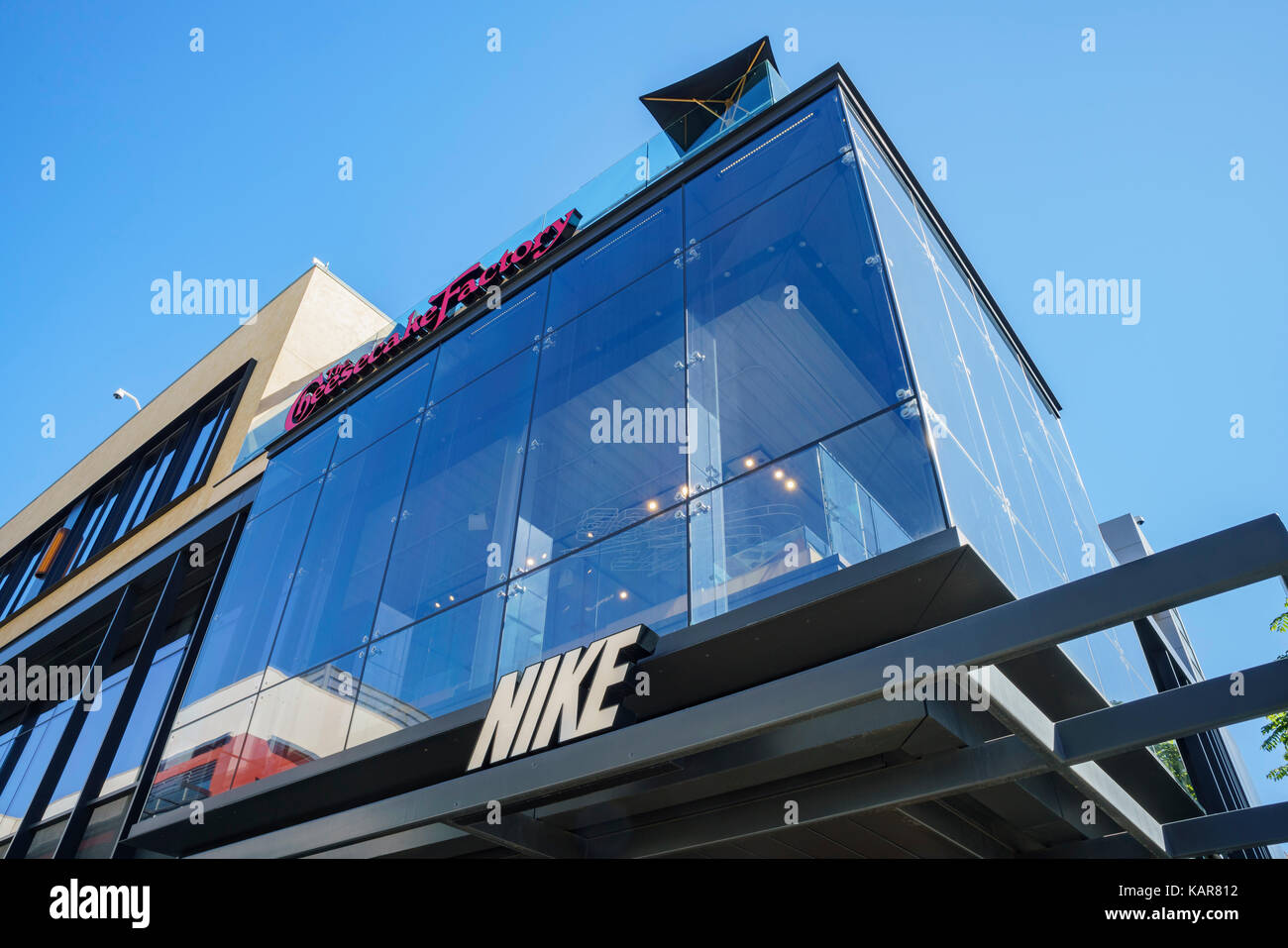 derrochador bordado eterno Nike factory store fotografías e imágenes de alta resolución - Alamy