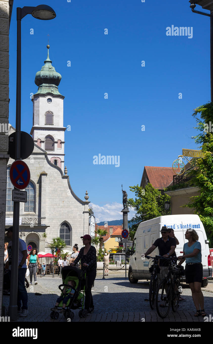 Straßenszene auf dem Marktplatz in der Altstadt von Lindau am Bodensee, Bayern, Alemania. La vida en la calle en la plaza del mercado en el casco antiguo de Foto de stock