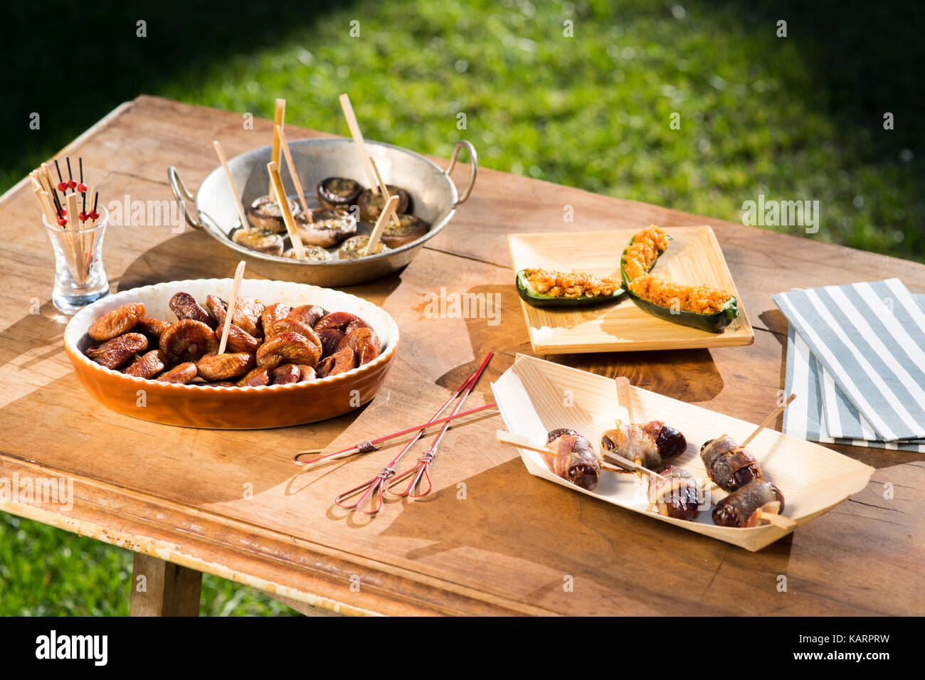 Buffet frío en una mesa de jardín. Foto de stock