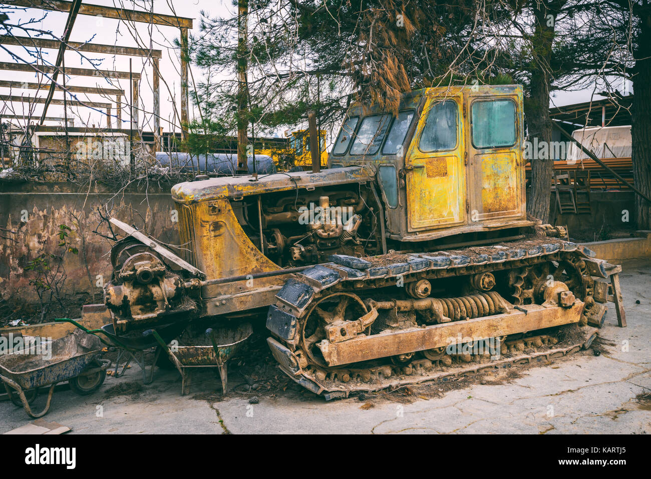 Bulldozer oxidado abandonados Foto de stock