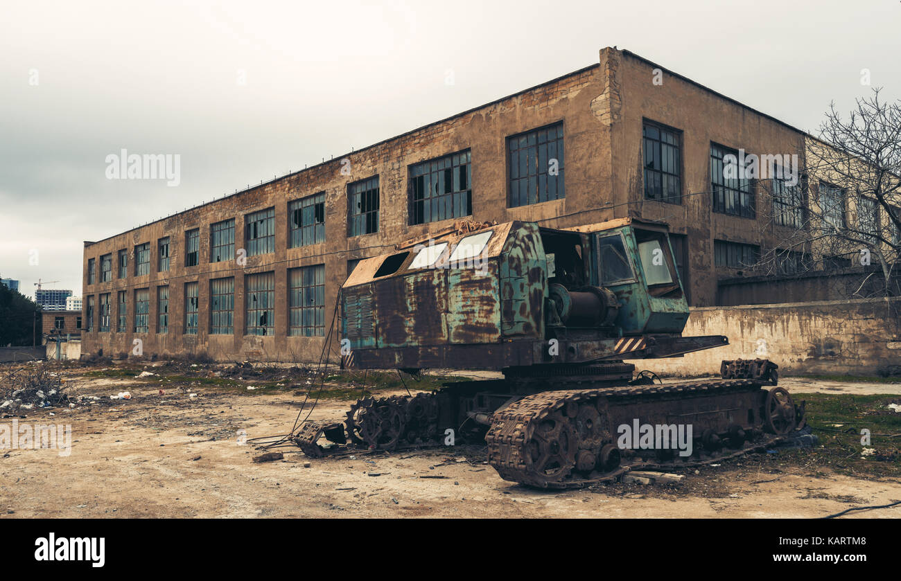 Abandonada en una fábrica abandonada de la excavadora Foto de stock