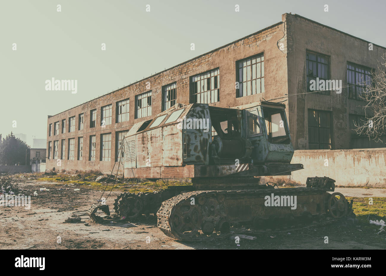 Abandonada en una fábrica abandonada de la excavadora Foto de stock
